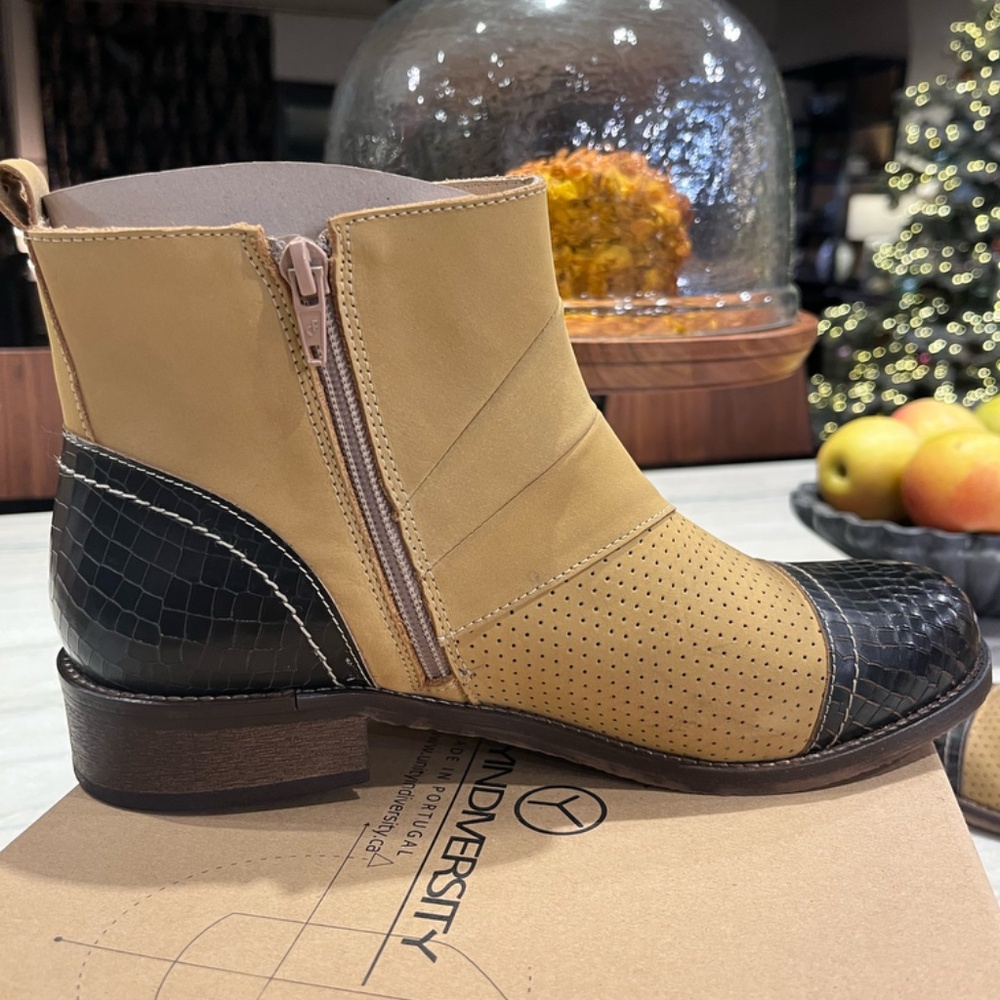 NIB - Unity in Diversity size 39 butter yellow le… - image 4